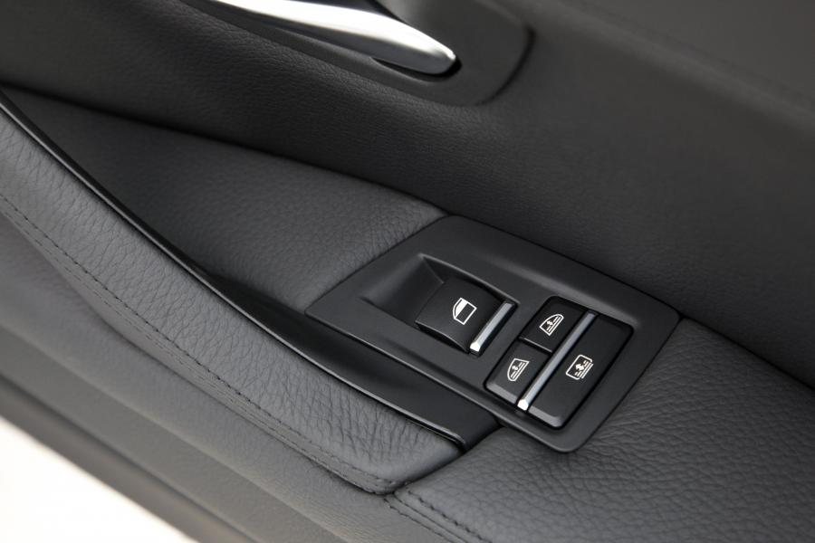  BMW 5-Series Long-Wheelbase 2010 года  (CN) (фото 9 из 77)